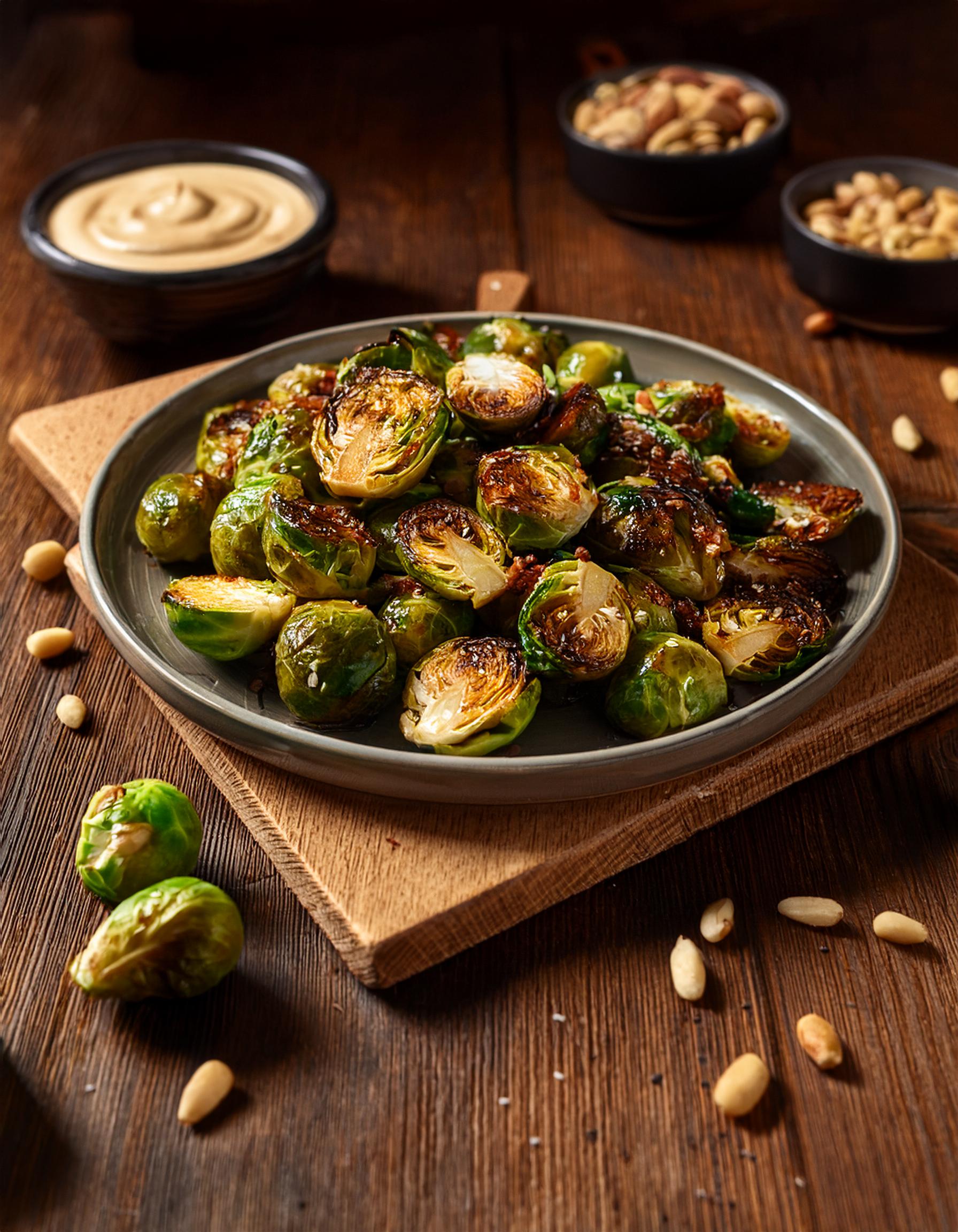 Gerösteter Rosenkohl mit Datteln, Pinienkernen und Tahini-Dressing ...